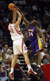 姚明奥尼尔火箭vs湖人（姚明和奥尼尔对战视频）