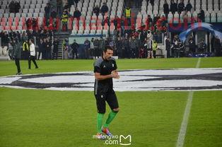 当意大利足球队员走下飞机（意大利足球人员）